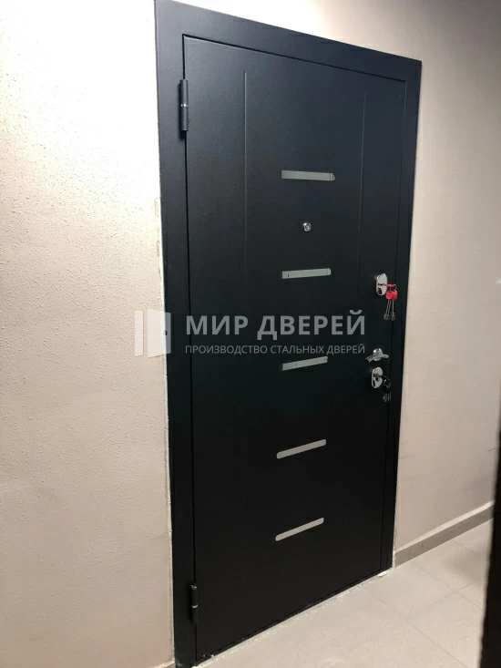 Чёрная квартирная дверь с молдингами - фото