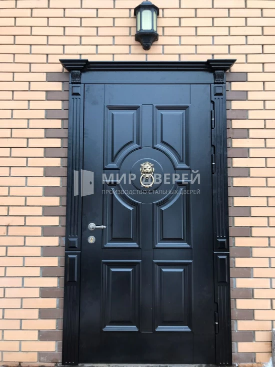 Черная уличная дверь для частного дома с кнокером - фото
